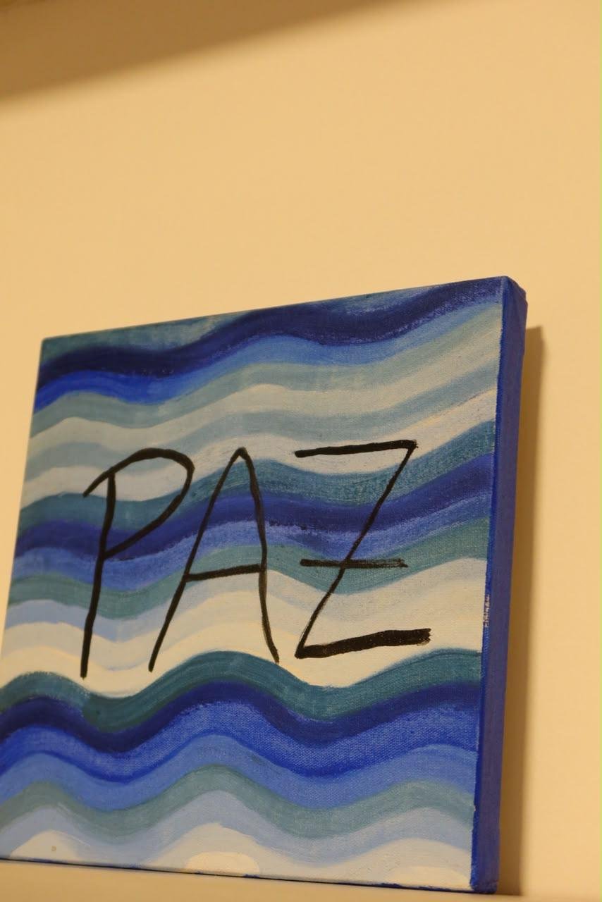 Quadro pintado à mão com a palavra Paz