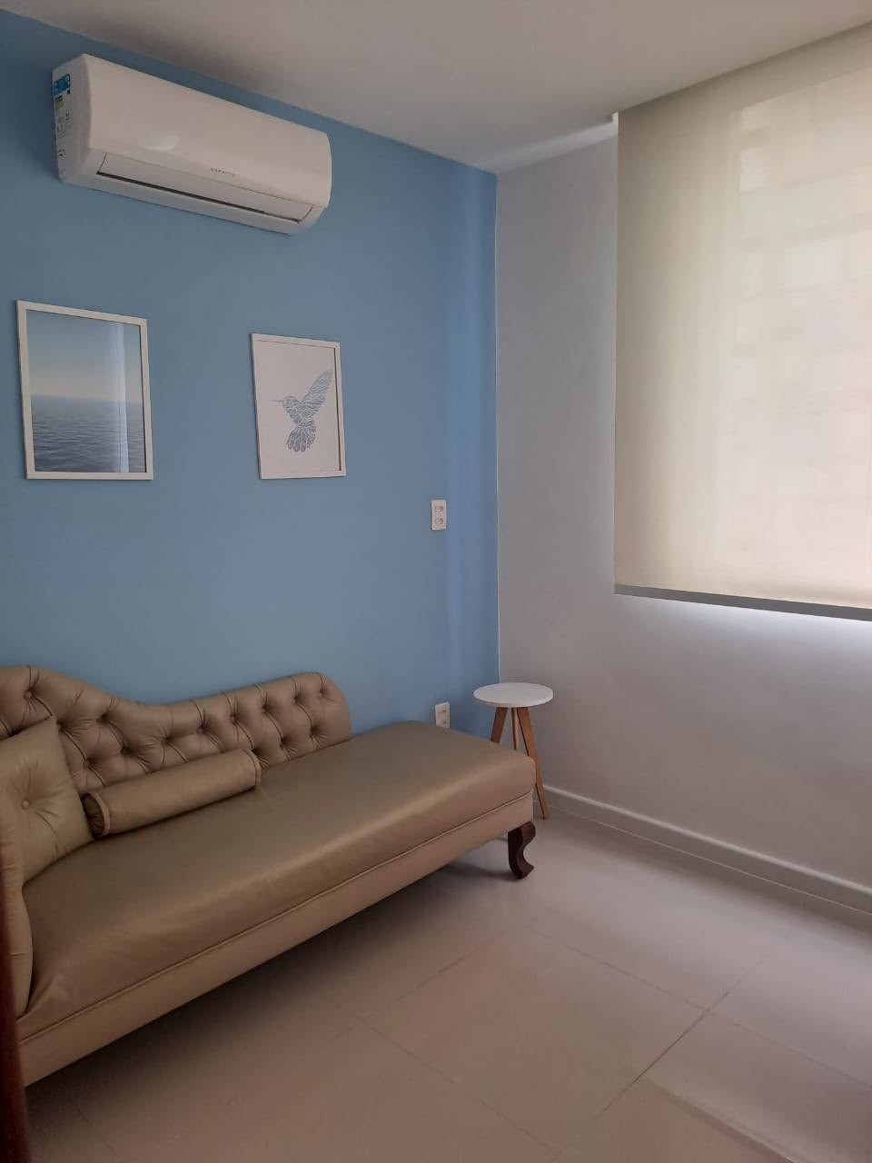 Sala de atendimento da Clínica VivAzul, com divã e parede azul